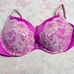 Beautiful lace detail Victoria’s Secret bra with center rhinestone! Size 36C.